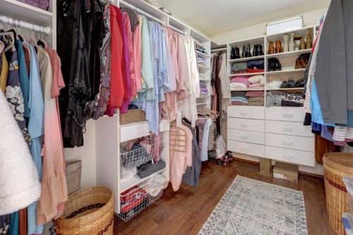 710 Bankview Close, Drumheller, AB - Indoor With Storage