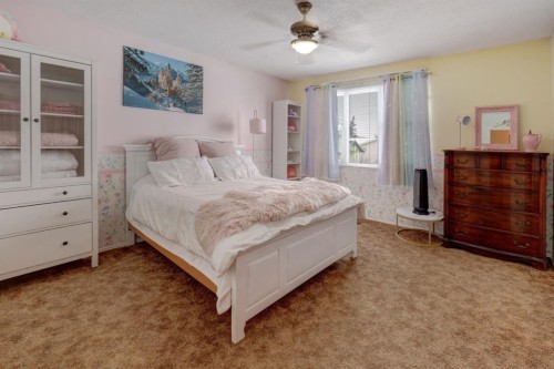 710 Bankview Close, Drumheller, AB - Indoor Photo Showing Bedroom