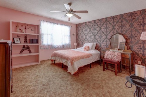 710 Bankview Close, Drumheller, AB - Indoor Photo Showing Bedroom
