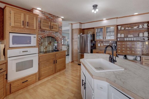 710 Bankview Close, Drumheller, AB - Indoor Photo Showing Kitchen