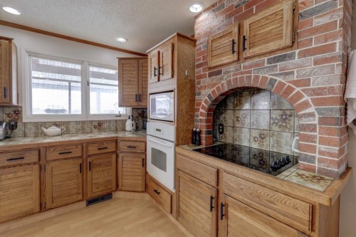 710 Bankview Close, Drumheller, AB - Indoor Photo Showing Kitchen