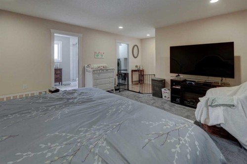 336 Mabbott Road, Drumheller, AB - Indoor Photo Showing Bedroom