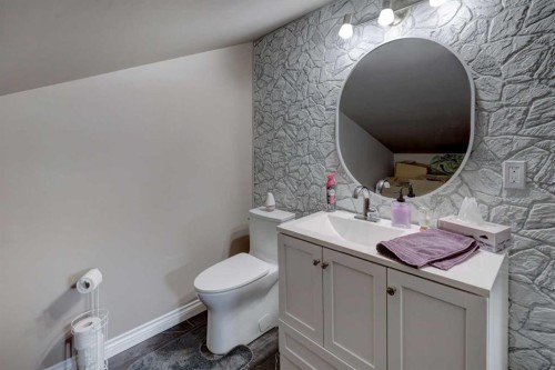 336 Mabbott Road, Drumheller, AB - Indoor Photo Showing Bathroom