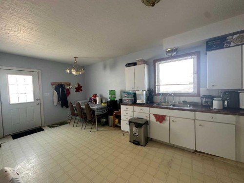 200 Upland Boulevard West, Brooks, AB - Indoor Photo Showing Kitchen