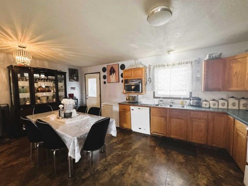 200 Upland Boulevard West, Brooks, AB - Indoor Photo Showing Kitchen