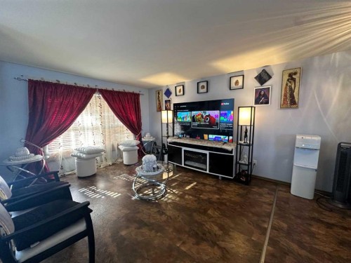 200 Upland Boulevard West, Brooks, AB - Indoor Photo Showing Living Room