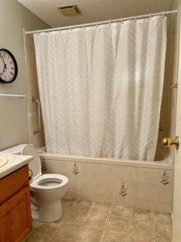 32 Ramsey Close, Red Deer, AB - Indoor Photo Showing Bathroom