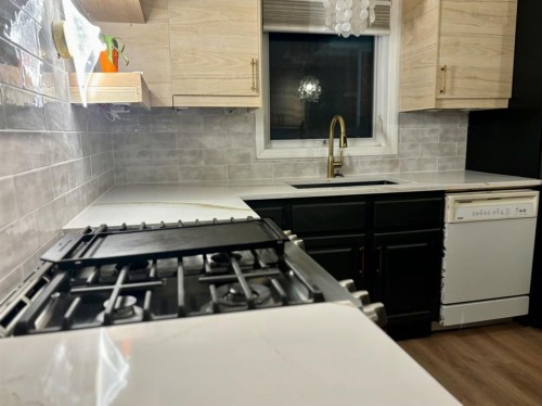 32 Ramsey Close, Red Deer, AB - Indoor Photo Showing Kitchen