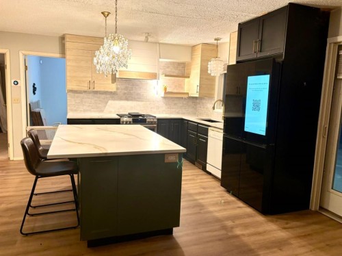 32 Ramsey Close, Red Deer, AB - Indoor Photo Showing Kitchen With Upgraded Kitchen
