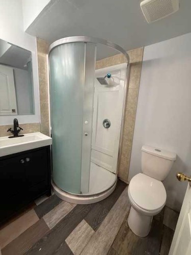 899 3 Avenue West, Drumheller, AB - Indoor Photo Showing Bathroom