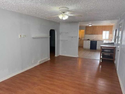 899 3 Avenue West, Drumheller, AB - Indoor Photo Showing Kitchen