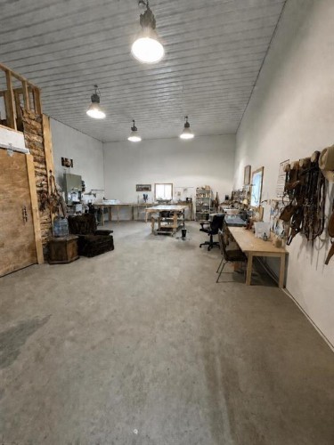 162 Hays Rd 30 N, Hays, AB - Indoor Photo Showing Garage
