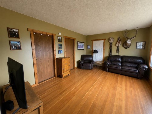 162 Hays Rd 30 N, Hays, AB - Indoor Photo Showing Living Room