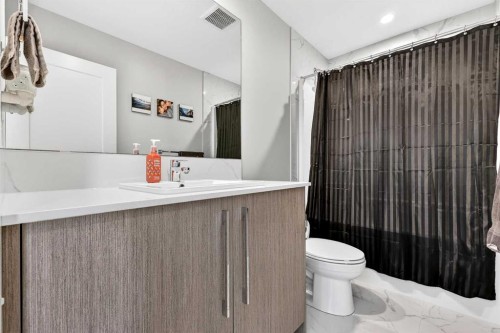 472 West Lakeview Drive, Chestermere, AB - Indoor Photo Showing Bathroom
