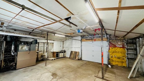1133 300 Newcastle Place, Drumheller, AB - Indoor Photo Showing Garage