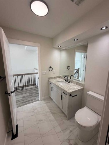 22 Garden Way, Drumheller, AB - Indoor Photo Showing Bathroom