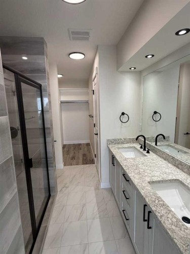 22 Garden Way, Drumheller, AB - Indoor Photo Showing Bathroom