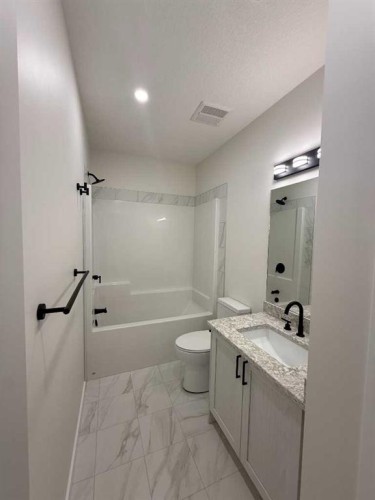 22 Garden Way, Drumheller, AB - Indoor Photo Showing Bathroom