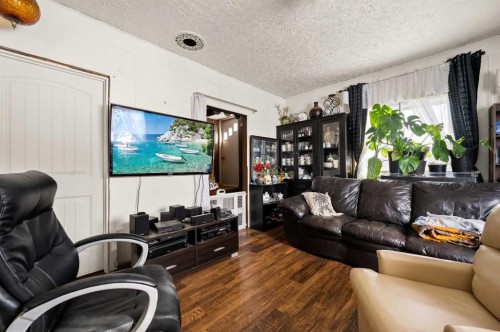 Range Road 62, Rural Mountain View County, AB - Indoor Photo Showing Living Room
