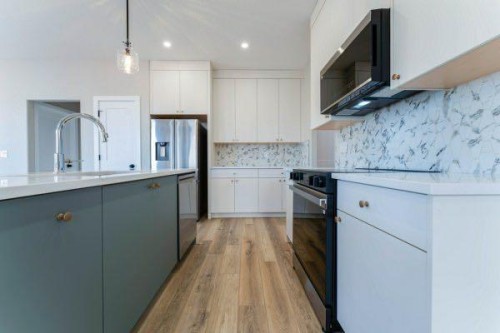 168 10 Avenue Se, Drumheller, AB - Indoor Photo Showing Kitchen With Upgraded Kitchen