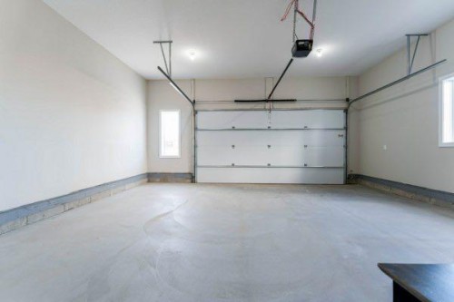 168 10 Avenue Se, Drumheller, AB - Indoor Photo Showing Garage