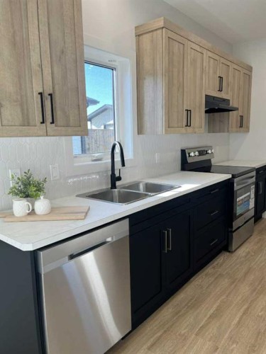 7038 48 Street, Taber, AB - Indoor Photo Showing Kitchen With Double Sink With Upgraded Kitchen