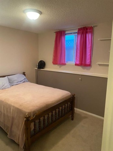 19 Prestwick Green Se, Calgary, AB - Indoor Photo Showing Bedroom