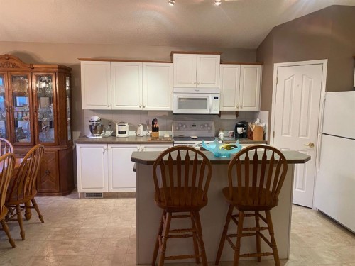 19 Prestwick Green Se, Calgary, AB - Indoor Photo Showing Kitchen