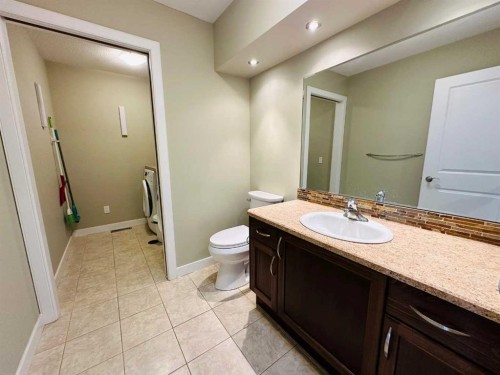 17 Garden Way, Drumheller, AB - Indoor Photo Showing Bathroom