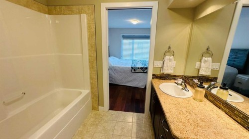 17 Garden Way, Drumheller, AB - Indoor Photo Showing Bathroom