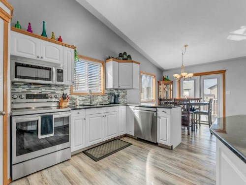 123 Upland Road West, Brooks, AB - Indoor Photo Showing Kitchen With Upgraded Kitchen