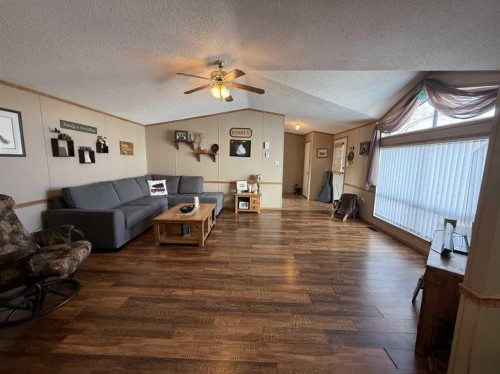 108 5 Avenue, Youngstown, AB - Indoor Photo Showing Living Room