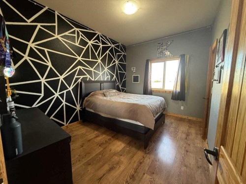 108 5 Avenue, Youngstown, AB - Indoor Photo Showing Bedroom