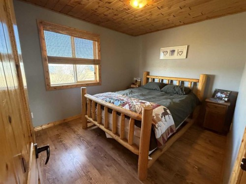 108 5 Avenue, Youngstown, AB - Indoor Photo Showing Bedroom