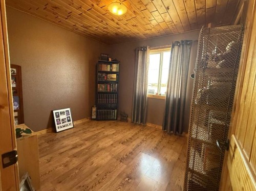 108 5 Avenue, Youngstown, AB - Indoor Photo Showing Other Room
