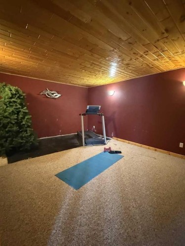 108 5 Avenue, Youngstown, AB - Indoor Photo Showing Other Room