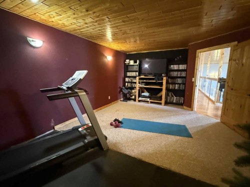 108 5 Avenue, Youngstown, AB - Indoor Photo Showing Gym Room