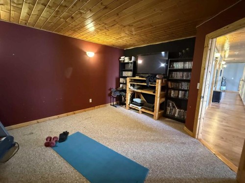 108 5 Avenue, Youngstown, AB - Indoor Photo Showing Other Room