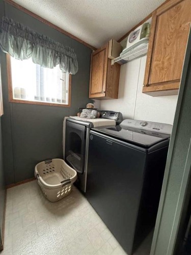 108 5 Avenue, Youngstown, AB - Indoor Photo Showing Laundry Room