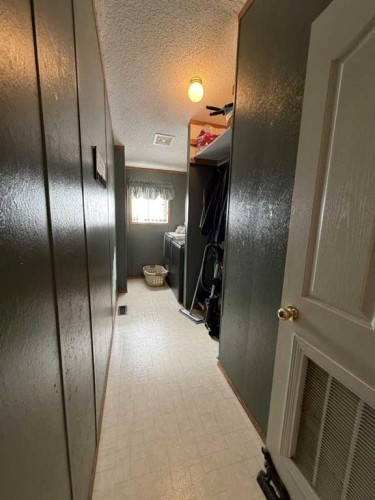 108 5 Avenue, Youngstown, AB - Indoor Photo Showing Other Room