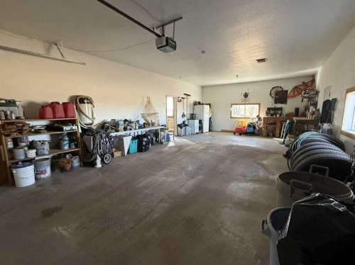 108 5 Avenue, Youngstown, AB - Indoor Photo Showing Garage