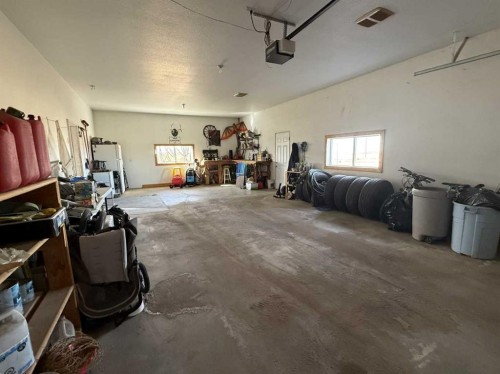 108 5 Avenue, Youngstown, AB - Indoor Photo Showing Garage
