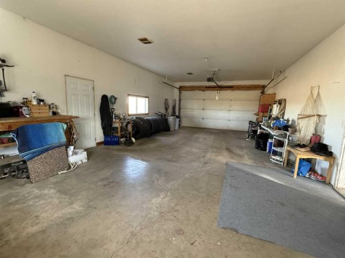 108 5 Avenue, Youngstown, AB - Indoor Photo Showing Garage