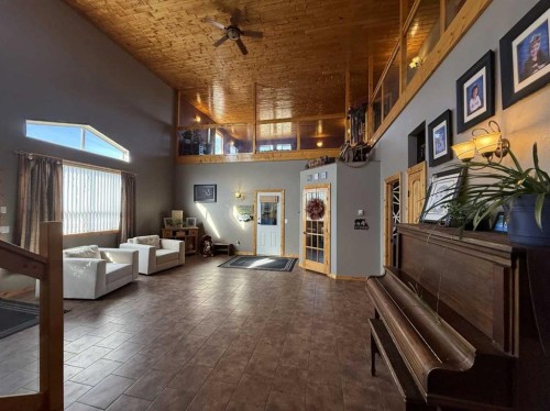 108 5 Avenue, Youngstown, AB - Indoor