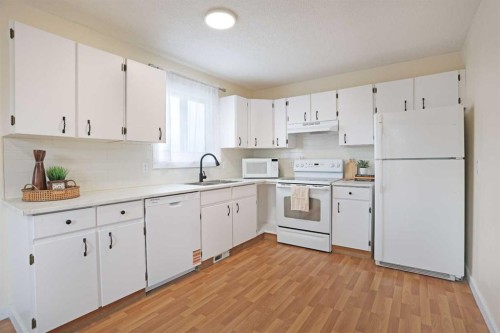 63 Ash Street West, Brooks, AB - Indoor Photo Showing Kitchen