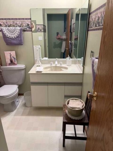 1023 2 Street Se, Drumheller, AB - Indoor Photo Showing Bathroom