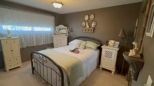 1023 2 Street Se, Drumheller, AB - Indoor Photo Showing Bedroom