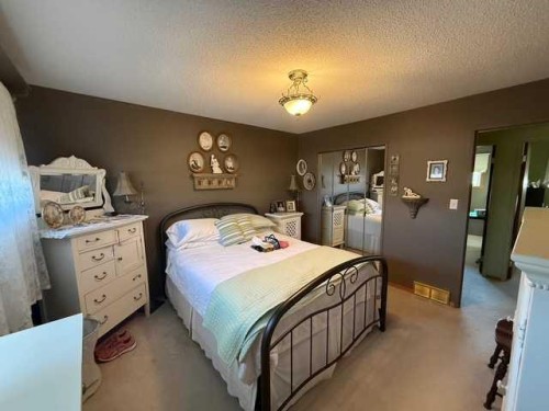 1023 2 Street Se, Drumheller, AB - Indoor Photo Showing Bedroom