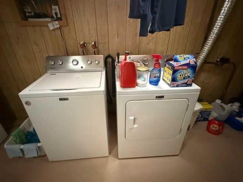 1023 2 Street Se, Drumheller, AB - Indoor Photo Showing Laundry Room