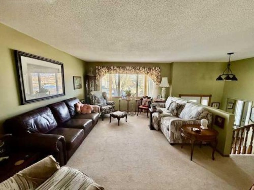 1023 2 Street Se, Drumheller, AB - Indoor Photo Showing Living Room